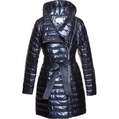 Krótki płaszcz pikowany z połyskującego materiału bonprix ciemnoniebieski metaliczny. Niebieskie płaszcze damskie bonprix, bez wzorów, krótkie. Za 269,99 zł.