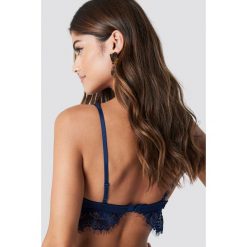 NA-KD Lingerie Biustonosz z podwójnym paskiem - Blue,Navy. Czarne biustonosze koronkowe marki NA-KD Lingerie, z haftami. Za 72,95 zł.