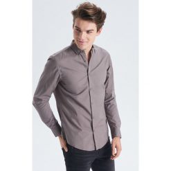 Gładka koszula slim fit - Jasny szary. Szare koszule męskie Cropp, s, bez wzorów, bez kołnierzyka, bez rękawów. Za 59,99 zł.