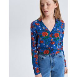 Koszula w kwiaty - Niebieski. Niebieskie koszule damskie Cropp, s, w kwiaty, bez kołnierzyka, bez rękawów. W wyprzedaży za 39,99 zł.