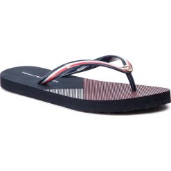 Japonki TOMMY HILFIGER - Flat Beach Sandal Stripe Print FW0FW04043 Rwb 020. Niebieskie klapki damskie TOMMY HILFIGER, bez wzorów, z tworzywa sztucznego, bez obcasa. W wyprzedaży za 109,00 zł.