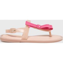 Melissa - Sandały. Różowe klapki damskie marki Melissa, bez wzorów, z gumy, bez obcasa, na szpilce. Za 279,90 zł.