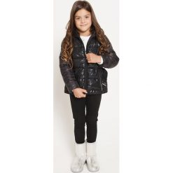 Blukids - Kurtka dziecięca 98-128 cm. Czarne kurtki dziewczęce Blukids, w paski, z poliesteru, krótkie, z kapturem. W wyprzedaży za 99,90 zł.
