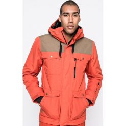 Quiksilver - Kurtka Snowboardowa. Różowe kurtki męskie marki Quiksilver, m, z poliesteru, z kapturem. W wyprzedaży za 449,90 zł.