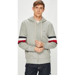 Tommy Hilfiger - Bluza. Czerwone bluzy męskie TOMMY HILFIGER, m, bez wzorów, z bawełny, z kapturem, bez rękawów, z kapturem. W wyprzedaży za 429,90 zł.