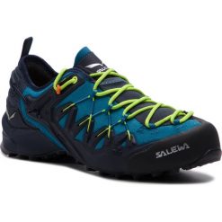 Trekkingi SALEWA - Wildfire Edge 61346-3988 Premium Navy/Fluo Yellow. Niebieskie trapery męskie Salewa, z tworzywa sztucznego, bez zapięcia, trekkingowe. W wyprzedaży za 629,00 zł.