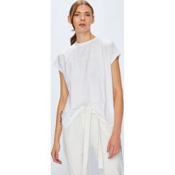 Calvin Klein Jeans - Top. Szare topy damskie Calvin Klein Jeans, l, z aplikacjami, z bawełny, z okrągłym kołnierzem. Za 199,90 zł.