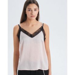Bieliźniany top z koronką - Różowy. Różowe topy damskie Cropp, xl, w koronkowe wzory, z koronki, bez kołnierzyka. W wyprzedaży za 19,99 zł.