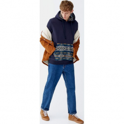 Bluza z kapturem z żakardowym etnicznym wzorem. Zielone bluzy męskie rozpinane marki Pull&Bear, m, z żakardem, z kapturem. Za 109,00 zł.