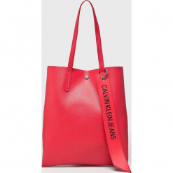 Calvin Klein Jeans - Torebka. Czerwone torebki klasyczne damskie Calvin Klein Jeans, bez wzorów, z jeansu, casualowe, na ramię, duże, bez dodatków. W wyprzedaży za 319,90 zł.