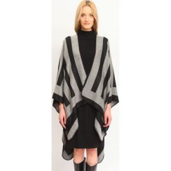 PONCZO DAMSKIE KLASYCZNE. Szare poncza damskie Top Secret, na jesień, w paski, z dzianiny, eleganckie, bez rękawów, bez kaptura. W wyprzedaży za 49,99 zł.