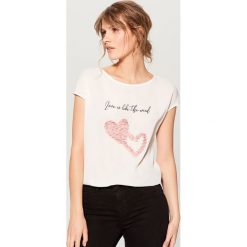 Koszulka z kwiatową aplikacją - Biały. Białe t-shirty damskie Mohito, l, z aplikacjami. Za 59,99 zł.
