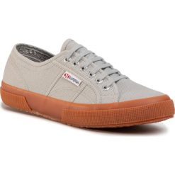 Tenisówki SUPERGA - 2750 Cotu Classic S000010 Lt Grey/Gum A1U. Szare półbuty damskie Superga, bez wzorów, z gumy, bez obcasa, na płaskiej podeszwie, bez zapięcia. W wyprzedaży za 189,00 zł.