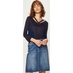 Desigual - Bluzka. Niebieskie bluzki damskie Desigual, s, z aplikacjami, z wiskozy, bez kołnierzyka, bez rękawów. W wyprzedaży za 119,90 zł.