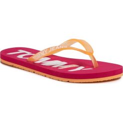 Japonki TOMMY JEANS - Pop Color Beach Sandal EN0EN00849 Blush Red XIF. Pomarańczowe klapki damskie Tommy Jeans, bez wzorów, z jeansu, bez obcasa. Za 139,00 zł.