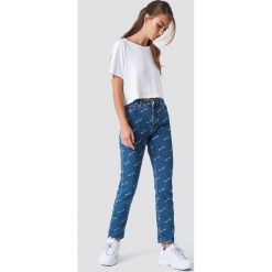 NA-KD Trend Jeansy Logo - Blue. Niebieskie jeansy damskie z wysokim stanem marki NA-KD Trend, z nadrukiem, z jeansu. W wyprzedaży za 121,47 zł.