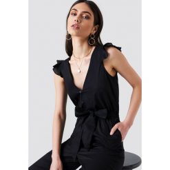 Kombinezony damskie: Kristin Sundberg for NA-KD Kombinezon z falbanką – Black