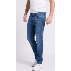 Wrangler - Jeansy Greensboro Bright Stroke. Niebieskie jeansy męskie Wrangler. Za 319,90 zł.