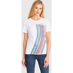 T-SHIRT EMPORIO ARMANI. Białe t-shirty damskie Emporio Armani, z nadrukiem, z bawełny, z okrągłym kołnierzem. Za 221,40 zł.