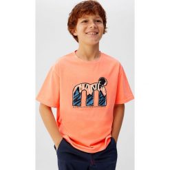 Mango Kids - T-shirt dziecięcy Techtral 110-164 cm. Pomarańczowe t-shirty chłopięce Mango Kids, z nadrukiem, z bawełny, bez rękawów. W wyprzedaży za 29,90 zł.