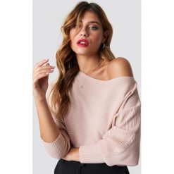 Trendyol Sweter z odkrytymi ramionami - Pink. Różowe swetry damskie marki Trendyol, bez wzorów, z dzianiny, bez rękawów, długie, bez kaptura. Za 80,95 zł.