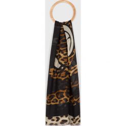 Moschino - Szal. Różowe szaliki damskie MOSCHINO, z jedwabiu. W wyprzedaży za 359,90 zł.