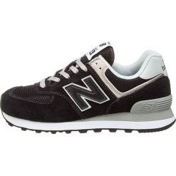 Sneakersy w kolorze czarnym. Czarne trampki i tenisówki damskie New Balance, bez wzorów, na sznurówki. W wyprzedaży za 229,95 zł.