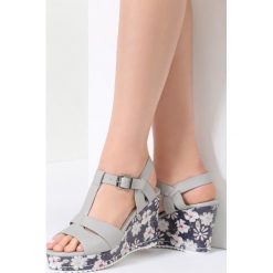 Szare Sandały Trust Me Baby. Szare koturny damskie vices, w kwiaty, bez obcasa, na koturnie, ze sprzączką. Za 59,99 zł.