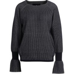 Swetry klasyczne damskie: DESIGNERS REMIX MELINA Sweter navy pinestripe