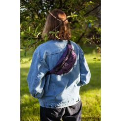 Nerka z fioletowego jeansu. Fioletowe nerki damskie Pakamera, w paski, z jeansu, bez dodatków. Za 85,00 zł.
