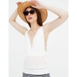 Ażurowa bluzka z dekoltem w serek. Białe bluzki damskie Pull&Bear, bez wzorów, z dekoltem w serek, bez rękawów. Za 79,90 zł.