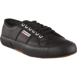 Superga czarne 2750 Efglu A09. Czarne trampki i tenisówki damskie Superga, bez wzorów, ze skóry, bez zapięcia. W wyprzedaży za 259,00 zł.