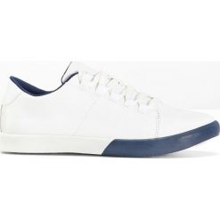 Sneakersy bonprix biało-ciemnoniebieski. Białe buty sportowe damskie bonprix, bez wzorów, sportowe. Za 79,99 zł.