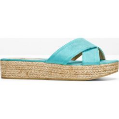 Espadryle na podeszwie platformie bonprix miętowy. Zielone espadryle damskie marki bonprix, w paski, bez obcasa. Za 69,99 zł.
