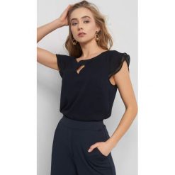Bluzka z motylkowymi rękawami. Niebieskie bluzki damskie Orsay, z aplikacjami, z poliesteru, eleganckie, bez kołnierzyka, z krótkim rękawem. Za 79,99 zł.