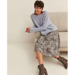 SWETER DŁUGI RĘKAW DAMSKI LUŹNY. Niebieskie swetry klasyczne damskie marki Top Secret, na zimę, z dzianiny, eleganckie, z okrągłym kołnierzem. W wyprzedaży za 59,99 zł.