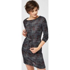 Sukienka z nadrukiem. Czarne sukienki damskie Moodo, xl, z nadrukiem, bez kołnierzyka, bez rękawów. Za 39,99 zł.