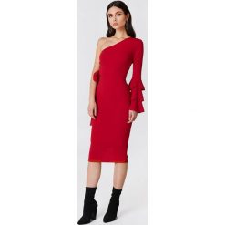 Sukienki: Boohoo Sukienka na jedno ramię z wiązaniem Izzy – Red