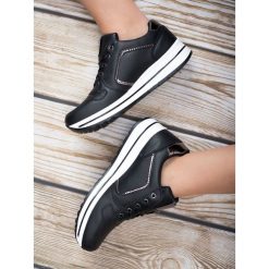 CZARNE BUTY SPORTOWE. Czarne buty sportowe damskie SHELOVET, bez wzorów, bez zapięcia. Za 76,90 zł.