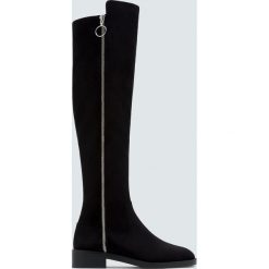 Kozaki na płaskiej podeszwie z suwakiem. Szare buty zimowe damskie Pull&Bear, na obcasie. Za 199,00 zł.