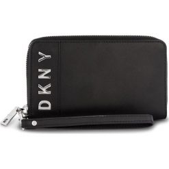 Duży Portfel Damski DKNY - Bedford Wristlet R83LK792 Black/Silver BSV. Czarne portfele damskie DKNY, bez wzorów, ze skóry. W wyprzedaży za 389,00 zł.