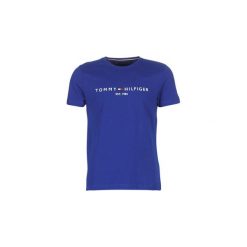 T-shirty z krótkim rękawem Tommy Hilfiger TOMMY FLAG HILFIGER TEE. Niebieskie t-shirty męskie TOMMY HILFIGER, s, bez wzorów, bez kołnierzyka, krótkie. Za 179,00 zł.