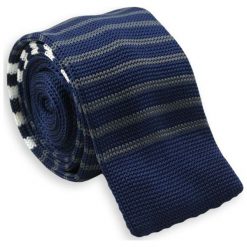 Dziergany Krawat Męski Knit w Cienkie Białe Pasy -5,5cm- Chattier, Granatowy KRCH0793. Niebieskie krawaty męskie Chattier, w paski, z jeansu, sportowe. Za 44,00 zł.