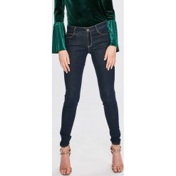Guess Jeans - Jeansy Curve. Niebieskie jeansy damskie rurki marki Guess Jeans, z aplikacjami, z elastanu. W wyprzedaży za 439,90 zł.