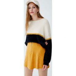 Futrzany sweter z kolorowymi panelami. Czarne swetry klasyczne damskie marki Pull&Bear, w kolorowe wzory, z futra. Za 89,90 zł.