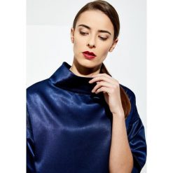Sukienka oversize z kołnierzem. Sukienki damskie Moodo, xs, bez wzorów, bez kołnierzyka, bez rękawów, oversize. Za 9,99 zł.