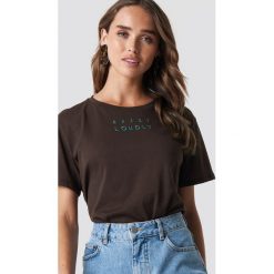 NA-KD Trend T-shirt oversize Loudly - Brown. Brązowe t-shirty damskie marki NA-KD Trend, z nadrukiem, klasyczne, z okrągłym kołnierzem. W wyprzedaży za 29,18 zł.