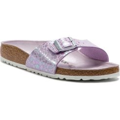 Klapki BIRKENSTOCK - Madrid Bs 1012938 Metallic Stones Lilac. Fioletowe klapki damskie Birkenstock, bez wzorów, ze skóry ekologicznej, bez obcasa. W wyprzedaży za 219,00 zł.