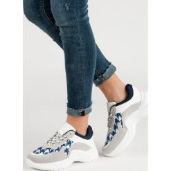 BUTY SPORTOWE ZE WZOREM. Czarne trampki i tenisówki damskie marki KYLIE, bez wzorów, bez zapięcia. Za 76,90 zł.