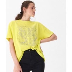 Koszulka oversize z odblaskowym nadrukiem - Zielony. Zielone koszulki damskie House, s, z nadrukiem, bez kołnierzyka, bez rękawów. W wyprzedaży za 19,99 zł.